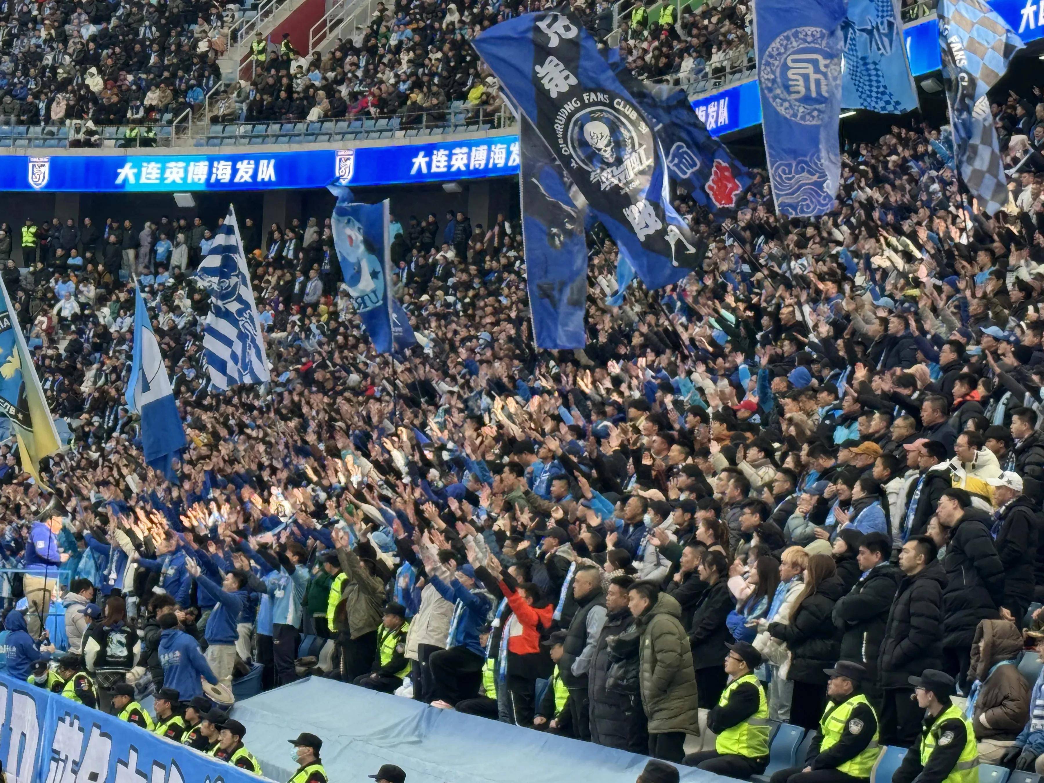 球队新装备亮相,球迷争相购买以表示支持的简单介绍 球队新装备亮相,球迷争相购买以表示支持的简单介绍